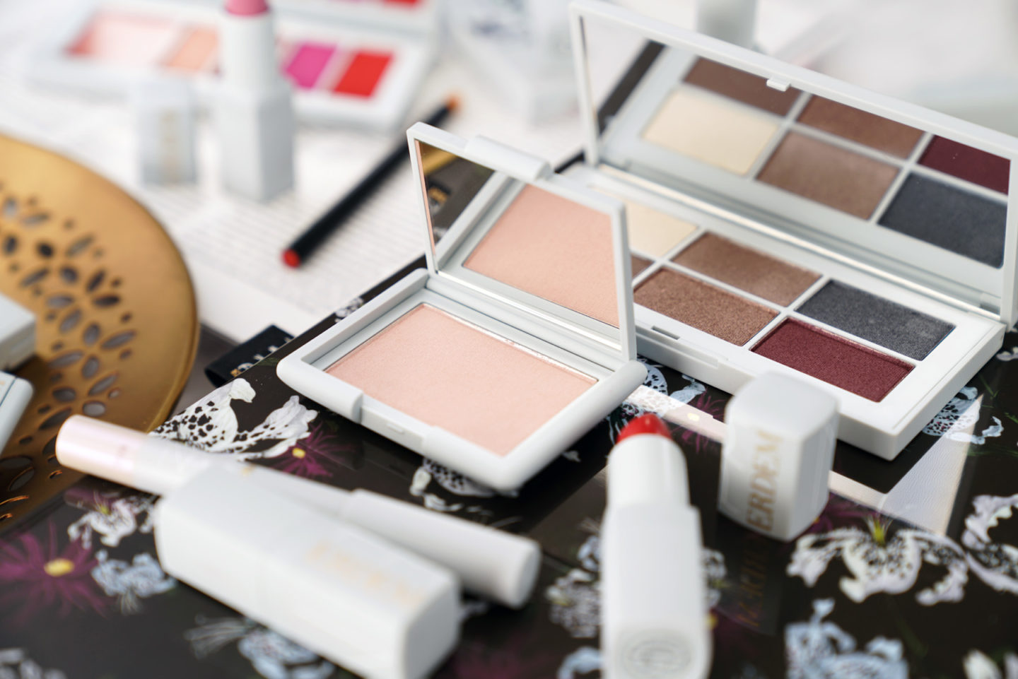  NARS x Erdem Strange Fleurs Collection revue "width =" 1080 "height =" 721 " srcset = "https://camaraderielimited.fr/wp-content/uploads/2018/05/NARS-Erdem-Collection-Loves-Me-Not-1440x961.jpg 1440w, http://thebeautylookbook.com/wp-content/ Téléchargements / 2018/05 / NARS-Erdem-Collection-aime-moi-pas-800x534.jpg 800w, http://thebeautylookbook.com/wp-content/uploads/2018/05/NARS-Erdem-Collection-Loves-Me -Not-100x67.jpg 100w, http://thebeautylookbook.com/wp-content/uploads/2018/05/NARS-Erdem-Collection-Loves-Me-Not-1080x721.jpg 1080w "tailles =" (max-largeur : 1080px) 100vw, 1080px "données-jpibfi-post-excerpt =" NARS x Erdem Strange Fleurs Collection revue et des échantillons. Pièces en édition limitée pour les yeux, les lèvres et les joues. Emballage spécialement conçu avec de magnifiques palettes et des articles individuels. "Data-jpibfi-post-url =" http://thebeautylookbook.com/2018/05/nars-x-erdem-strange-flowers-collection-review.html "data- jpibfi-post-title = "Examen NARS x Erdem Strange Fleurs Collection" data-jpibfi-src = "http://thebeautylookbook.com/wp-content/uploads/2018/05/NARS-Erdem-Collection-Loves-Me- Not-1440x961.jpg "/> </p>
<p> <img loading=