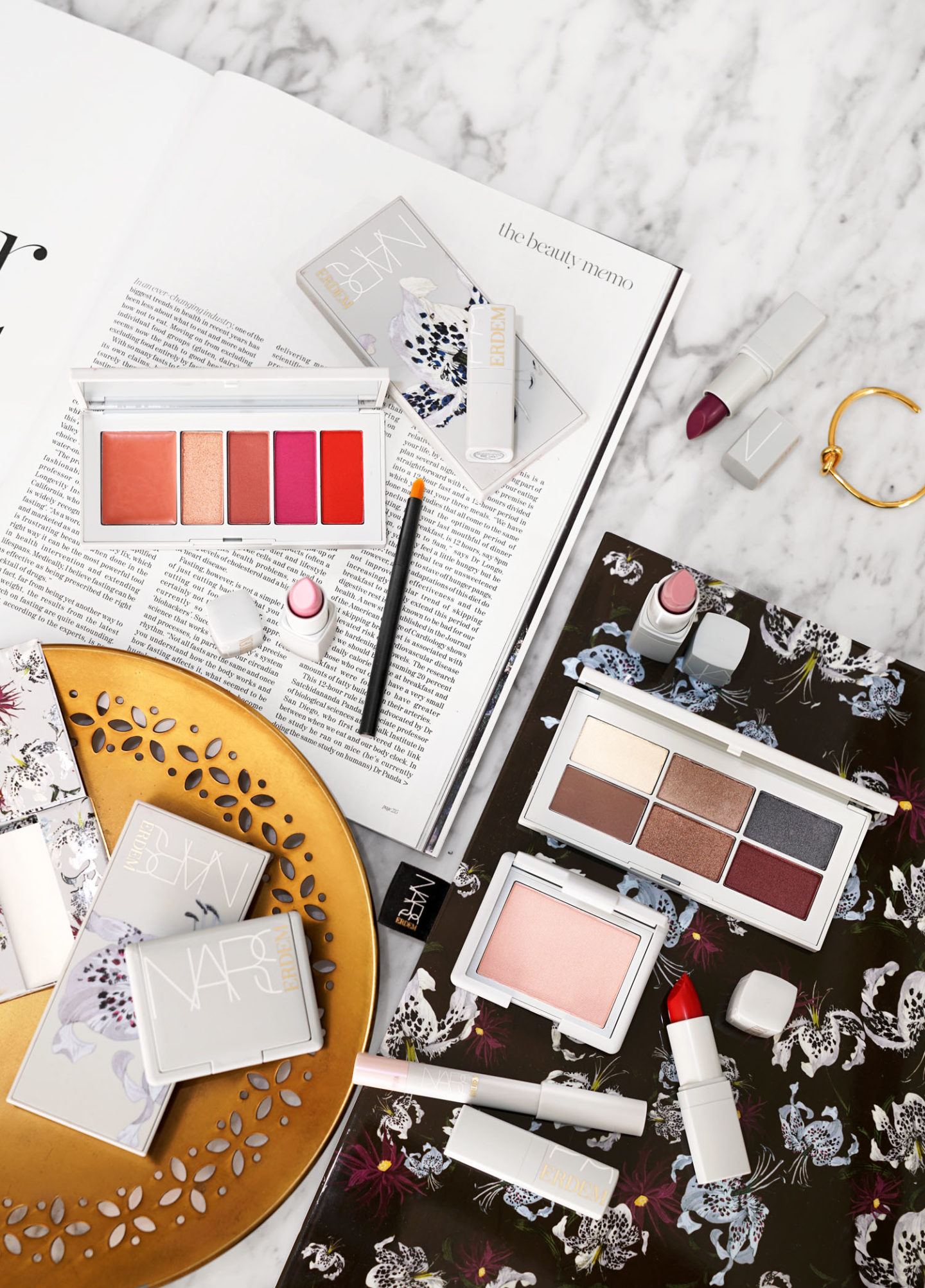  NARS x Erdem Étrange Fleurs Collection Revue "width =" 1080 "height =" 1504 "srcset =" http://thebeautylookbook.com/wp-content/uploads/2018/05/NARS-Erdem-Collection-Review- Swatches-1440x2005.jpg 1440w, http://thebeautylookbook.com/wp-content/uploads/2018/05/NARS-Erdem-Collection-Review-Swatches-800x1114.jpg 800w, http://thebeautylookbook.com/wp- content / uploads / 2018/05 / NARS-Erdem-Collection-Revue-Swatches-72x100.jpg 72w, http://thebeautylookbook.com/wp-content/uploads/2018/05/NARS-Erdem-Collection-Review-Swatches -1080x1504.jpg 1080w, http://thebeautylookbook.com/wp-content/uploads/2018/05/NARS-Erdem-Collection-Review-Swatches.jpg 1500w "tailles =" (largeur maximale: 1080px) 100vw, 1080px "data-jpibfi-post-excerpt =" Revue et nuancier de NARS x Erdem Strange Flowers Collection. Pièces en édition limitée pour les yeux, les lèvres et les joues. Emballage spécialement conçu avec de magnifiques palettes et des articles individuels. "Data-jpibfi-post-url =" http://thebeautylookbook.com/2018/05/nars-x-erdem-strange-flowers-collection-review.html "data- jpibfi-post-title = "Examen NARS x Erdem Strange Fleurs Collection" data-jpibfi-src = "http://thebeautylookbook.com/wp-content/uploads/2018/05/NARS-Erdem-Collection-Review-Swatches- 1440x2005.jpg "/> </p>
<p> NARS x Erdem a sorti une belle collection de pièces en édition limitée appelées NARS x Erdem Strange Flowers J'ai eu la chance de recevoir toute la collection pour la relire dans une belle boîte à presse J'ai commandé des remplacements et il m'a fallu du temps pour que tout soit revu et vérifié, alors je m'excuse pour le retard, vous pouvez toujours trouver toutes les pièces, bien que certaines choses soient épuisées chez quelques détaillants. et j'ai l'impression que tout est comme une œuvre d'art de l'emballage et du design. pour moi plutôt que le printemps ou l'été, mais les nuances sont encore des pièces très portables que vous pouvez retirer dès maintenant. Dans la collection: </p>
<p> <img decoding=
