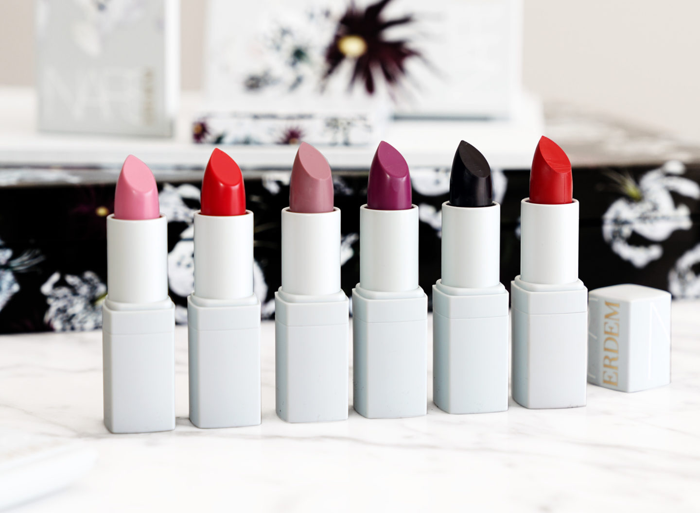  NARS x Erdem Étranges Rouges à Lèvres Fleur de Lune, Carnation Carnation, Lys Voodoo, Larkspur, Fleur Sauvage et Fleur de Tournesol 