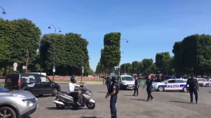  que la police redirige la circulation à la suite d'un incident; impliquant une voiture sur les Champs-Elysées 