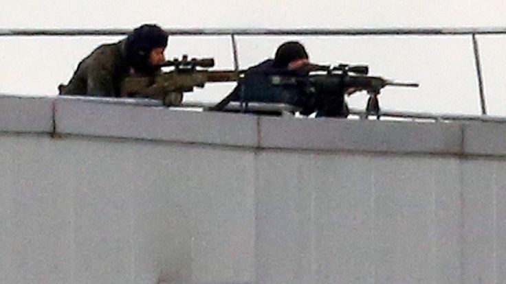  Les snipers prennent position sur le toit du complexe de Dammartin-en-Goele où les frères Kouachi sont terrés 