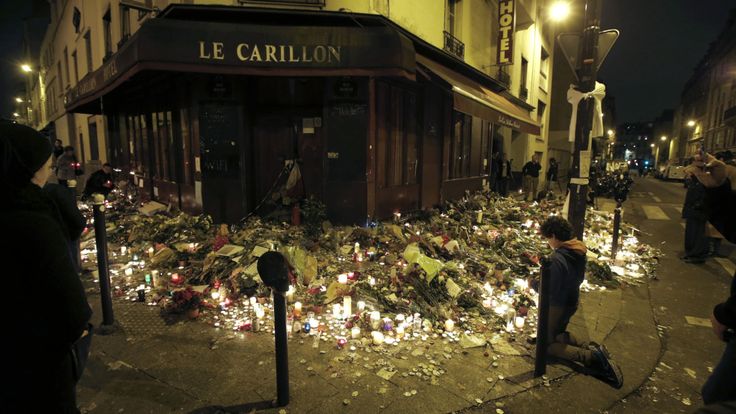  Des gens prient devant le restaurant Le Carillon, l'un des lieux d'attaque à Paris 