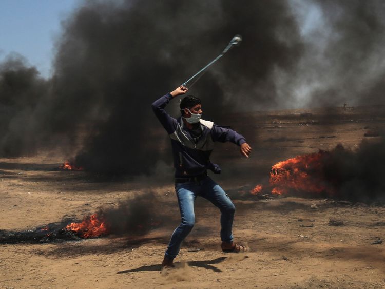  Un Palestinien utilise une fronde lors d'affrontements avec les forces israéliennes le long de la bande de Gaza à l'est de Khan Yunis 