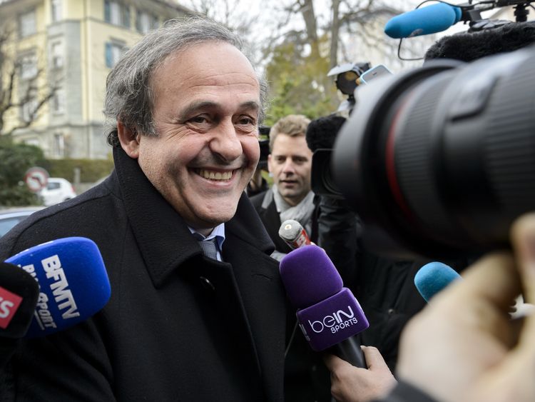  Michel Platini arrive devant le Tribunal Arbitral du Sport avant son audience </span><br />
      </figcaption></figure>
</div>
<p> Alors que des équipes avaient été attribuées à des groupes spécifiques lors de précédents tournois, il était généralement Dans l'Italia 90, les six premières têtes de série ont été attribuées aux groupes A à F. </p>
<p> L'Angleterre a été placée dans le "groupe de Londres" lors de la Coupe du Monde 1966 et de l'Euro 96, ils joueraient tous leurs jeux à Wembley. </p>
</p></div>
</pre>
		</div>

				<footer class=