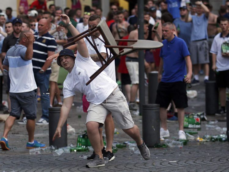  Un fan d'Angleterre lève une chaise avant le match de l'EURO 2016 à Marseille 