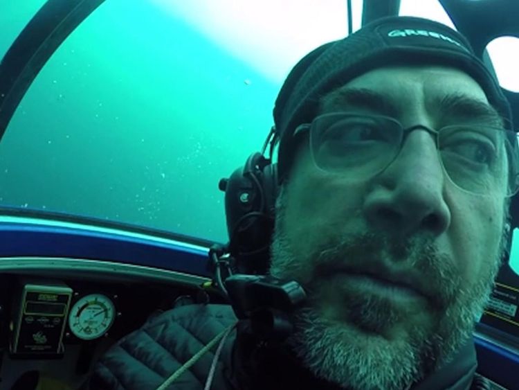  Javier Bardem regardant la pollution plastique en Antarctique 