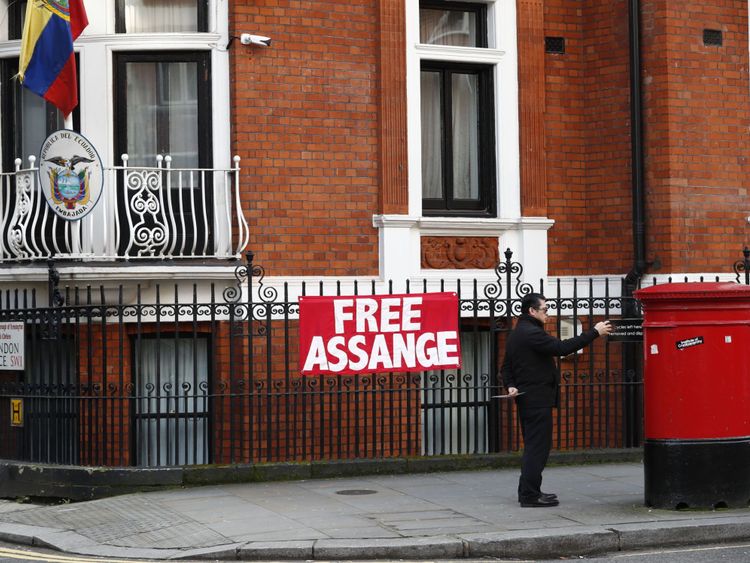  Assange a été à l'ambassade Londres depuis cinq ans et demi 