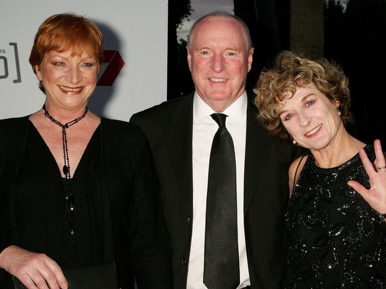  SYDNEY, AUSTRALIE - 17 SEPTEMBRE: Les acteurs Cornelia Frances, Ray Meagher et Judy Nunn assistent à la chaîne télévisée Channel Seven. Événement qui a arrêté une nation, à Star City le 17 septembre 2006 à Sydney, en Australie. (Photo par Patrick Riviere / Getty Images) 