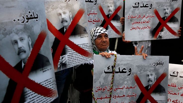  Des manifestants palestiniens portent des pancartes du Premier ministre britannique Balfour alors qu'ils protestaient contre la Déclaration Balfour 