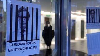  Des affiches représentant le PDG de Cambridge Analytica, Alexander Nix, derrière les barreaux à l'entrée des bureaux de la société à Londres 