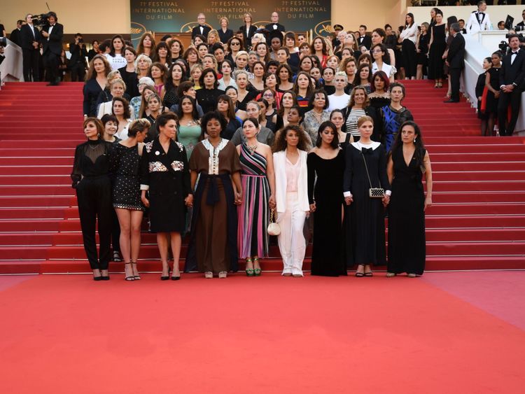 
 Des réalisateurs, des actrices et des représentants de l'industrie se posent sur le tapis rouge pour protester contre le manque de réalisatrices honorées tout au long de l'histoire du festival lors de la projection de "Girls Of The Soleil (Les Filles Du Soleil) & # 39; lors de la 71e édition du Festival de Cannes au Palais des Festivals le 12 mai 2018 à Cannes, dans le sud-est de la France. - Seulement 82 films en compétition dans la sélection officielle ont été dirigés par des femmes depuis la création du Festival de Cannes alors que 1645 films 