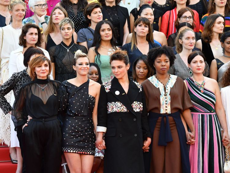 
 Des réalisateurs, des actrices et des représentants de l'industrie posent sur le tapis rouge pour protester contre le manque de réalisatrices L'histoire du festival à la projection de Les Filles du Soleil & # 39; lors de la 71e édition du Festival de Cannes au Palais des Festivals le 12 mai 2018 à Cannes, dans le sud-est de la France. - Seulement 82 films en compétition dans la sélection officielle ont été réalisés par des femmes depuis la création du Festival de Cannes alors que 1645 films 