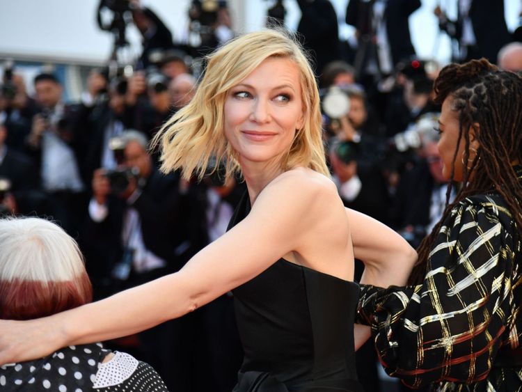  L'actrice australienne Cate Blanchett (C) marche sur le tapis rouge protestation du manque de réalisatrices honorées tout au long de l'histoire du festival lors de la projection des Filles du Soleil (Les Filles du Soleil) & # 39; lors de la 71e édition du Festival de Cannes au Palais des Festivals le 12 mai 2018 à Cannes, dans le sud-est de la France. - Seulement 82 films en compétition dans la sélection officielle ont été dirigés par des femmes depuis la création du Festival de Cannes alors que 1.645 films [71] Cate Blanchett a lu un discours exigeant l'égalité </span><br />
      </figcaption></figure>
</div>
<p> La manifestation Sept mois après que l'industrie cinématographique a été secouée par des allégations de harcèlement sexuel par le magnat du film Harvey Weinstein </p>
<p>elle a déclenché le mouvement #MeToo qui a vu les stars d'Hollywood parler publiquement pour la première fois.</pre>
		</div>

				<footer class=