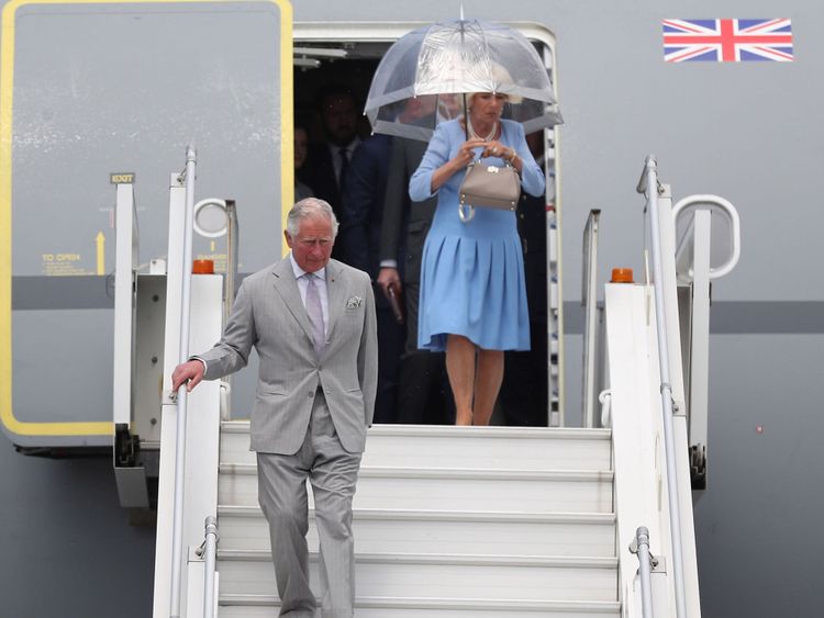  ] Le prince de Galles et la duchesse de Cornouailles arrivent à l'aéroport de Nice Cote d'Azur, à Nice, en France, pour le début de leur visite officielle en France et en Grèce. 