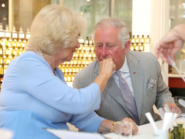  Le Prince de Galles et la Duchesse de Cornouailles testent diverses senteurs lors d'une visite à la Parfumerie Fragonard à Eze, France 