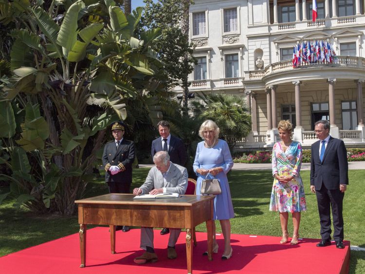 Le Prince de Galles et la Duchesse de Cornouailles signent le livre des visiteurs de la Villa Massena, en Charles et Camilla rencontrèrent le maire de Nice Christian Estrosi et sa femme Laura Tenoudji </span><br />
      </figcaption></figure>
</div>
<p> Anne Murris, dont la fille de 27 ans Camille Murris fut tuée dans l'attaque terroriste, parla à Charles de sa collection de 86 pierres peintes chacune avec le nom d'une des victimes. [19659007] Mme Murris a déclaré: "C'est un honneur d'avoir cette visite. C'est très important parce que ces pierres représentent les morts, elles représentent nos êtres chers et notre ville et son passé. </p>
<div class=