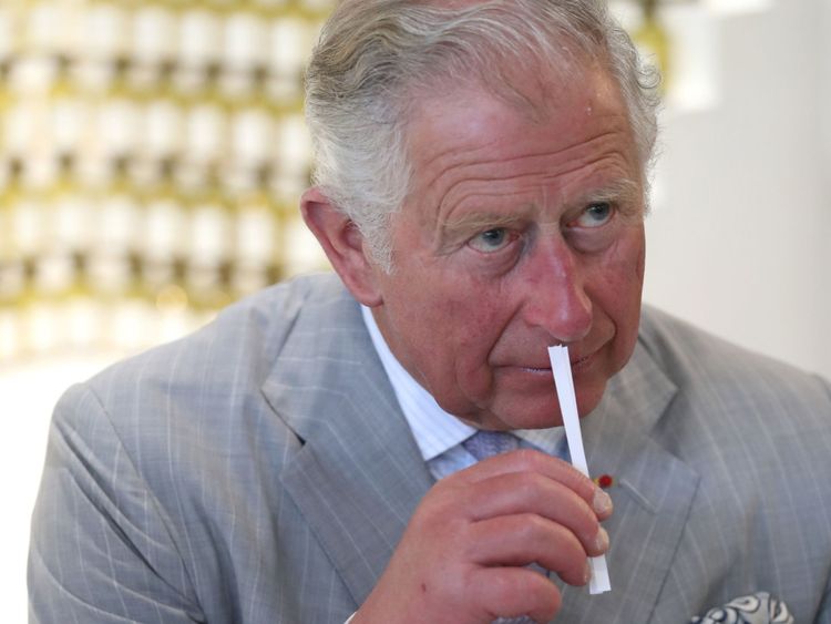  Le Prince de Galles sent un échantillon de parfum lors d'une visite à la Parfumerie Fragonard à Eze, en France. 