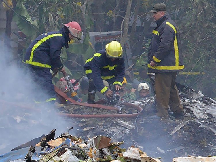  Les pompiers travaillent sur le lieu de l'accident après l'écrasement d'un avion de Cubana de Aviacion à l'arrière Le 18 mai 2018, un avion de transport aérien de l'État cubain, avec 113 personnes à son bord, s'est écrasé peu après son décollage de l'aéroport de La Havane, ont rapporté les médias officiels. Le Boeing 737 opéré par Cubana de Aviacion s'est écrasé près de l'aéroport international. l'agence d'Etat Prensa Latina a rapporté. Des sources aéroportuaires ont dit que l'avion de ligne se dirigeait de la capitale vers l'ea 