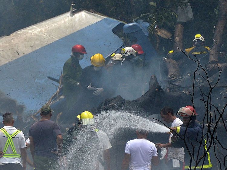  Les travailleurs des services d'urgence s'embrassent 