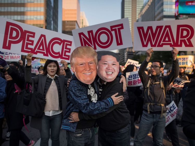  Des manifestants déguisés en dirigeants nord-coréens Kim Jong-Un et Donald Trump lors d'un rassemblement pacifique à Séoul le 5 novembre 2017 