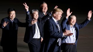  Les trois Américains retenus en otage en Corée du Nord Le président Donald Trump et le secrétaire d'État Mike Pompeo "srcset =" https://e3.365dm.com/18/05/320x180/skynews-donald-trump-prisoners-hostages_4305462.jpg?20180510082836 320w, https: // e3. 365dm.com/18/05/640x380/skynews-donald-trump-prisoners-hostages_4305462.jpg?20180510082836 640w, h ttps: //e3.365dm.com/18/05/736x414/skynews-donald-trump-prisoners-hostages_4305462.jpg? 20180510082836 736w, https://e3.365dm.com/18/05/992x558/skynews-donald -trump-prisonniers-otages_4305462.jpg? 20180510082836 992w, https://e3.365dm.com/18/05/1096x616/skynews-donald-trump-prisoners-hostages_4305462.jpg?20180510082836 1096w, https: //e3.365dm .com / 18/05 / 1600x900 / skynews-donald-trompette-prisonniers-otages_4305462.jpg? 20180510082836 1600w, https://e3.365dm.com/18/05/1920x1080/skynews-donald-trump-prisoners-hostages_4305462. jpg? 20180510082836 1920w, https://e3.365dm.com/18/05/2048x1152/skynews-donald-trump-prisoners-hostages_4305462.jpg?20180510082836 2048w "tailles =" (min-largeur: 900px) 992px, 100vw [19659023] 2:17
                        </span><br />
                    </span></p>
<p>            </span><figcaption class=