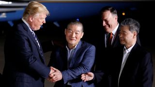  Donald Trump salue les Américains anciennement pris en otage en Corée du Nord à leur arrivée à la base commune. Andrews 