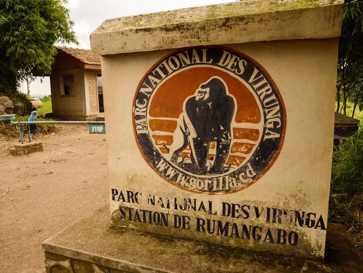  ALLER AVEC L'HISTOIRE DE L'AFP PAR MARC JOURDIER. Un accès au parc national des Virunga est vu près de Rutshuru le 17 juin 2014. Les personnes vivant dans et autour de la plus ancienne réserve faunique d'Afrique - Parc national des Virunga - menacés par des groupes armés et des prospecteurs de pétrole, ils placent leurs espoirs dans des projets de développement durable pour l'énergie, l'agriculture et le tourisme. Dans la région du parc, à environ 70 kilomètres (45 miles) au nord de Goma, dans l'est de la République démocratique du Congo, les villageois ont du mal à joindre les deux bouts. AFP PHOTO / JUNIOR D. KANNAH 