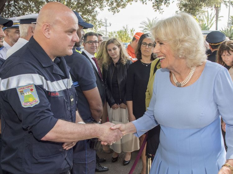  La duchesse de Cornouailles parle aux membres des services d'urgence après un service au mémorial de l'attaque de la Bastille à Nice, en France, pour commémorer l'attaque terroriste sur Le Promenade des Anglais en juillet 2016, dans le cadre de leur visite officielle en France et en Grèce 