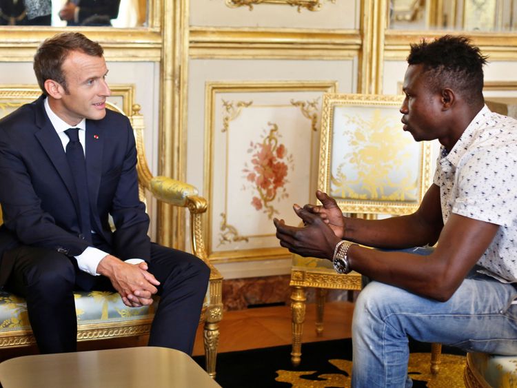 Emmanuel Macron avec & # 39; spiderman & # 39 ; héros Mamoudou Gassama 