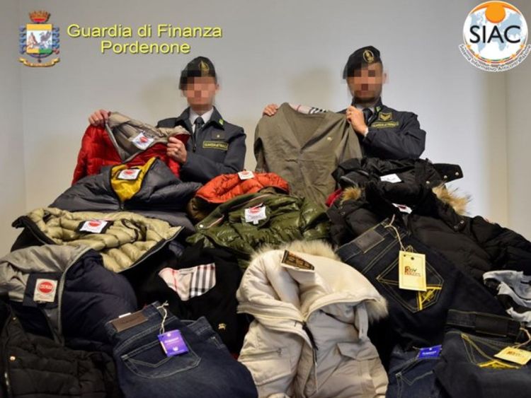  ; les magasins de médias sociaux; Pic: Europol / GdF 