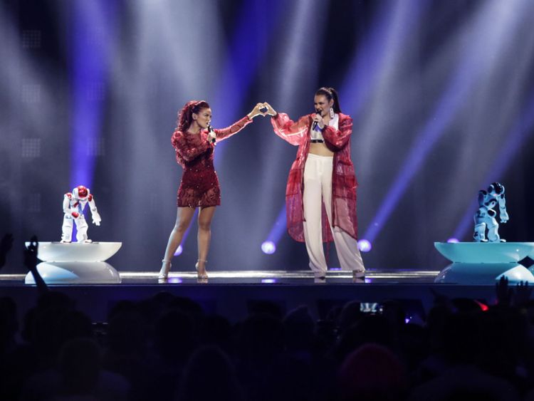  Jessika et Jenifer Brening sont montés sur scène avec une troupe de robots dansants. Pic: Thomas Hanses 