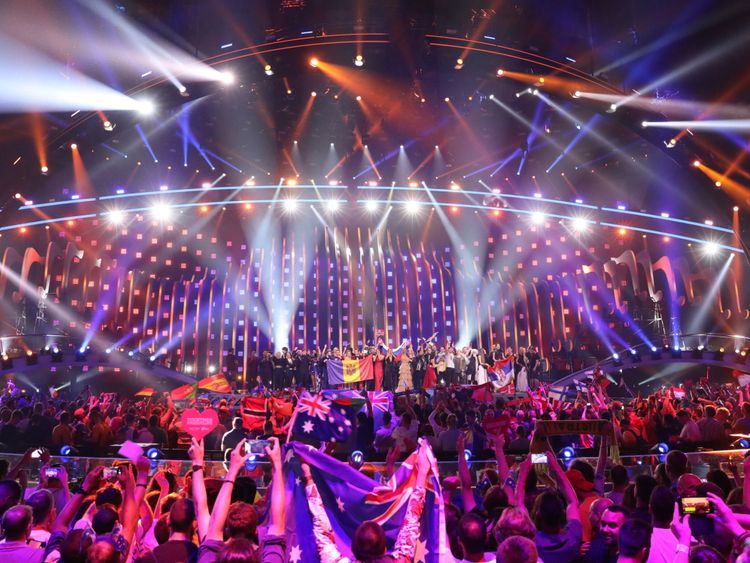  Les 10 nations gagnantes de la deuxième demi-finale de 2018 se tiennent ensemble sur scène 