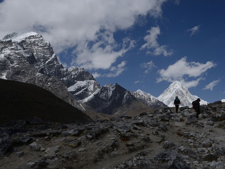  Les randonneurs se rendent au camp de base de l'Everest. Photo du fichier 