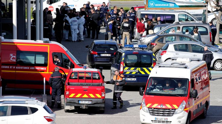  Les forces de secours et les policiers après la prise d'otages à Trebes 