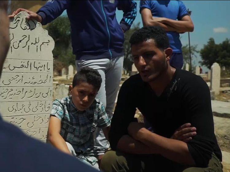  Un ami de Yazan, Mohammed Abu El Ameen, a été abattu dans les yeux par un tireur d'élite israélien [19659008</span><br />
        <span class=