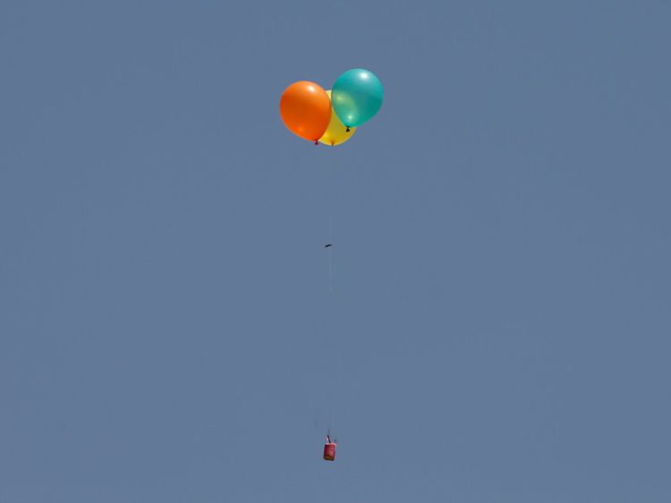  Des ballons enflammés sont libérés b Des manifestants palestiniens du côté israélien 