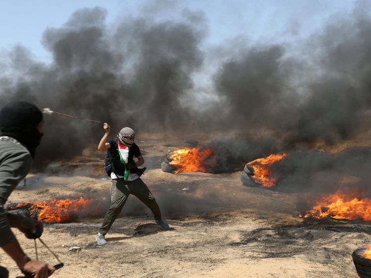  Un manifestant utilise une fronde pour lancer des pierres Un manifestant utilise une fronde pour lancer des pierres sur les forces israéliennes </span><br />
      </figcaption></figure>
</div>
<p> Il a ajouté que 225 enfants et 79 femmes étaient parmi les blessés. </p>
<p> Le président palestinien Mahmoud Abbas a condamné ce qu'il a appelé Les «massacres» israéliens à Gaza </p>
<p> Le nombre de morts a augmenté lorsque l'ambassade américaine a été ouverte à Jérusalem, après que le président Donald Trump ait reconnu la ville comme capitale d'Israël en décembre 2017. </p>
<p> La relocalisation de l'ambassade de Tel. Aviv, qui était l'une des principales promesses électorales de M. Trump, a exaspéré les Palestiniens qui cherchent Jérusalem-Est comme future capitale. </p>
<div class=
