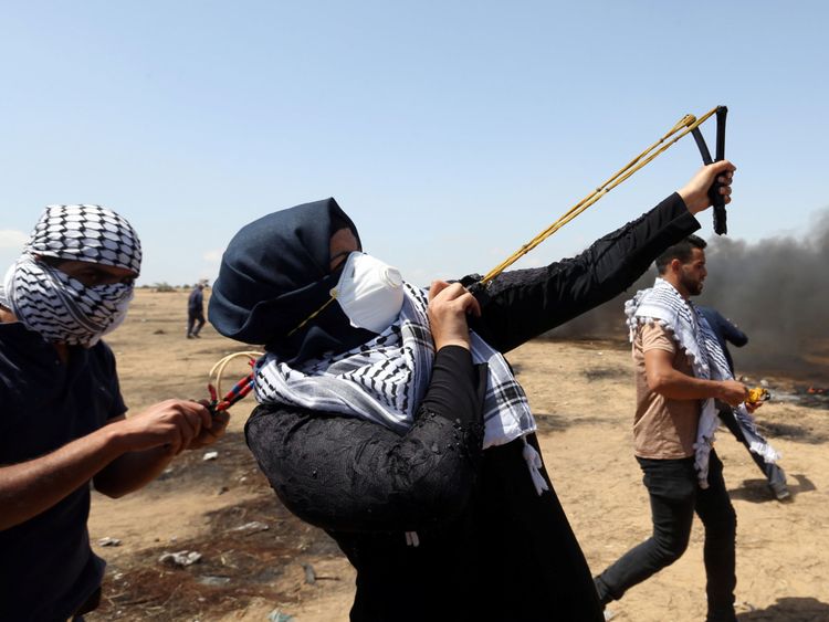  Une femme utilise une fronde pour lancer des pierres sur les forces israéliennes 