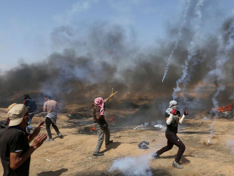  Des bombes lacrymogènes sont tirées par les forces israéliennes sur les Palestiniens 