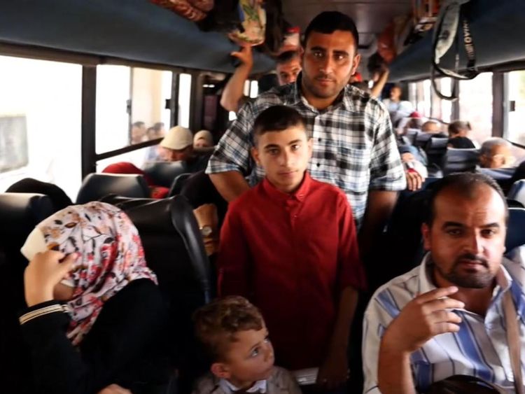  Les Palestiniens dans un bus pour l'Egypte, après que la frontière ait été ouverte comme un rare geste d'Egypte 
