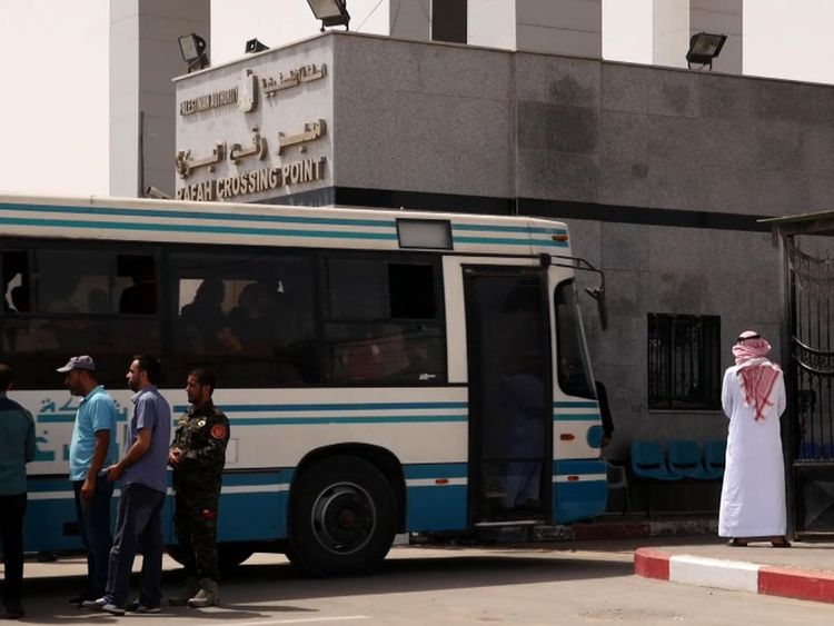  Des gens en bus de Gaza au point de passage de Rafah 