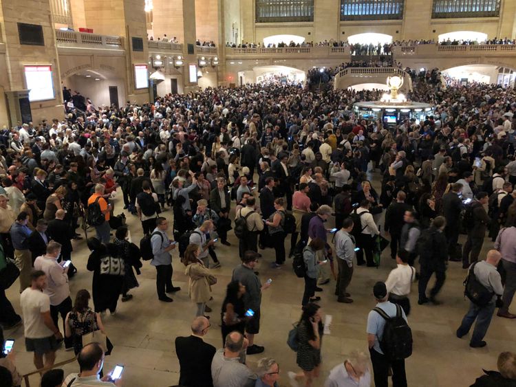  Les navetteurs à New York ont ​​été bloqués à Grand Central Terminal mardi Le gouverneur du Connecticut, Dannel Malloy, a déclaré que les autorités évaluaient les dégâts afin de déterminer si une zone sinistrée devait être déclarée zone sinistrée 