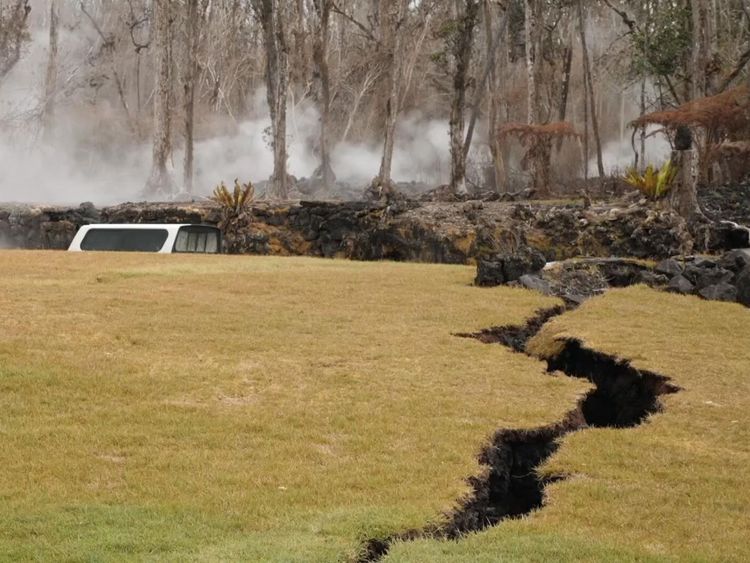  Une fissure apparaît dans une pelouse 