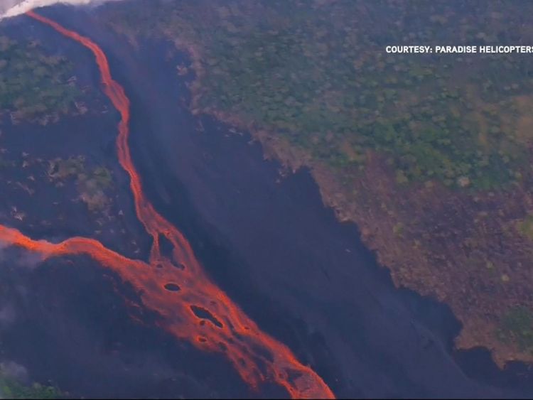  Des nuages ​​de vapeur sont libérés là où la lave atteint l'eau 