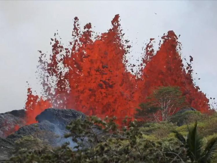  La lave éclate d'une chambre souterraine La fissure 