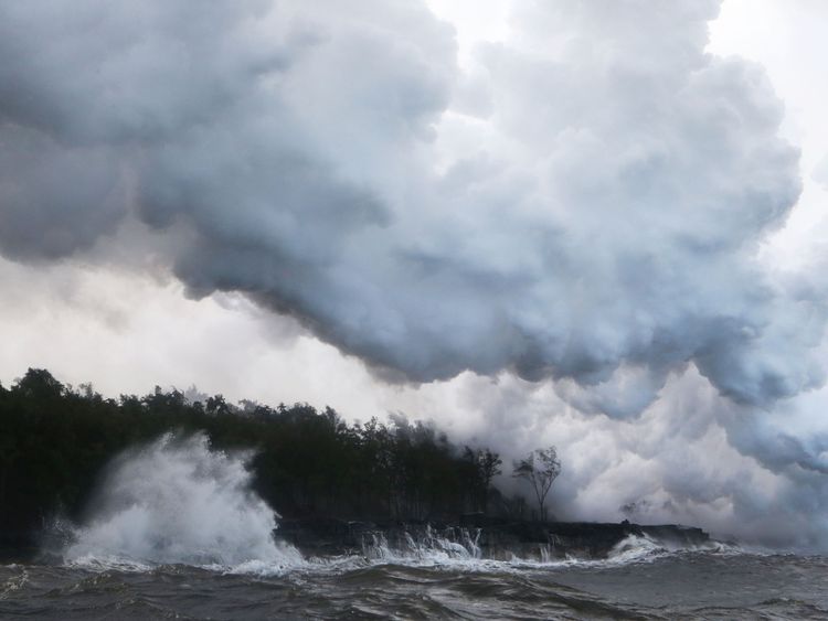  Un panache de vapeur toxique rempli de débris de verre volcanique s'élève de l'océan Pacifique alors que la lave atteint l'eau 