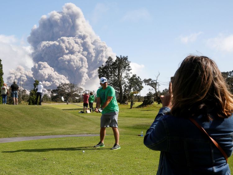  Sean Bezecny, 46 ans, de Houston, Texas, a joué Le golf sous forme de cendres du cratère Halemaumau 