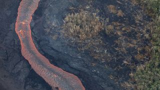  Une rivière de lave coule vers l'océan Pacifique près de Pahoa 