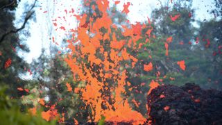  On voit une lave provenant d'une fissure dans la subdivision de Leilani Estates sur la grande île d'Hawaï le 4 mai 2018 "srcset =" https://e3.365dm.com/18/ 05 / 320x180 / skynews-hawaii-volcano_4301069.jpg? 20180505034155 320w, https://e3.365dm.com/18/05/640x380/skynews-hawaii-volcano_4301069.jpg?20180505034155 640w, https: //e3.365dm. com / 18/05 / 736x414 / skynews-hawaii-volcano_4301069.jpg? 20180505034155 736w, https://e3.365dm.com/18/05/992x558/skynews-hawaii-volcano_4301069.jpg?20180505034155 992w, https: // e3.365dm.com/18/05/1096x616/skynews-hawaii-volcano_4301069.jpg?20180505034155 1096w, https://e3.365dm.com/18/05/1600x900/skynews-hawaii-volcano_4301069.jpg?20180505034155 1600w, https://e3.365dm.com/18/05/1920x1080/skynews-hawaii-volcano_4301069.jpg?20180505034155 1920w, https://e3.365dm.com/18/05/2048x1152/skynews-hawaii-volcano_4301069.jpg ? 20180505034155 2048w "tailles =" (min-largeur: 900px) 992px, 100vw 