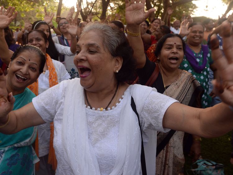  Des femmes indiennes assistent à une session de yoga dans un parc pendant un World Fête de la fête du rire à Mumbai 